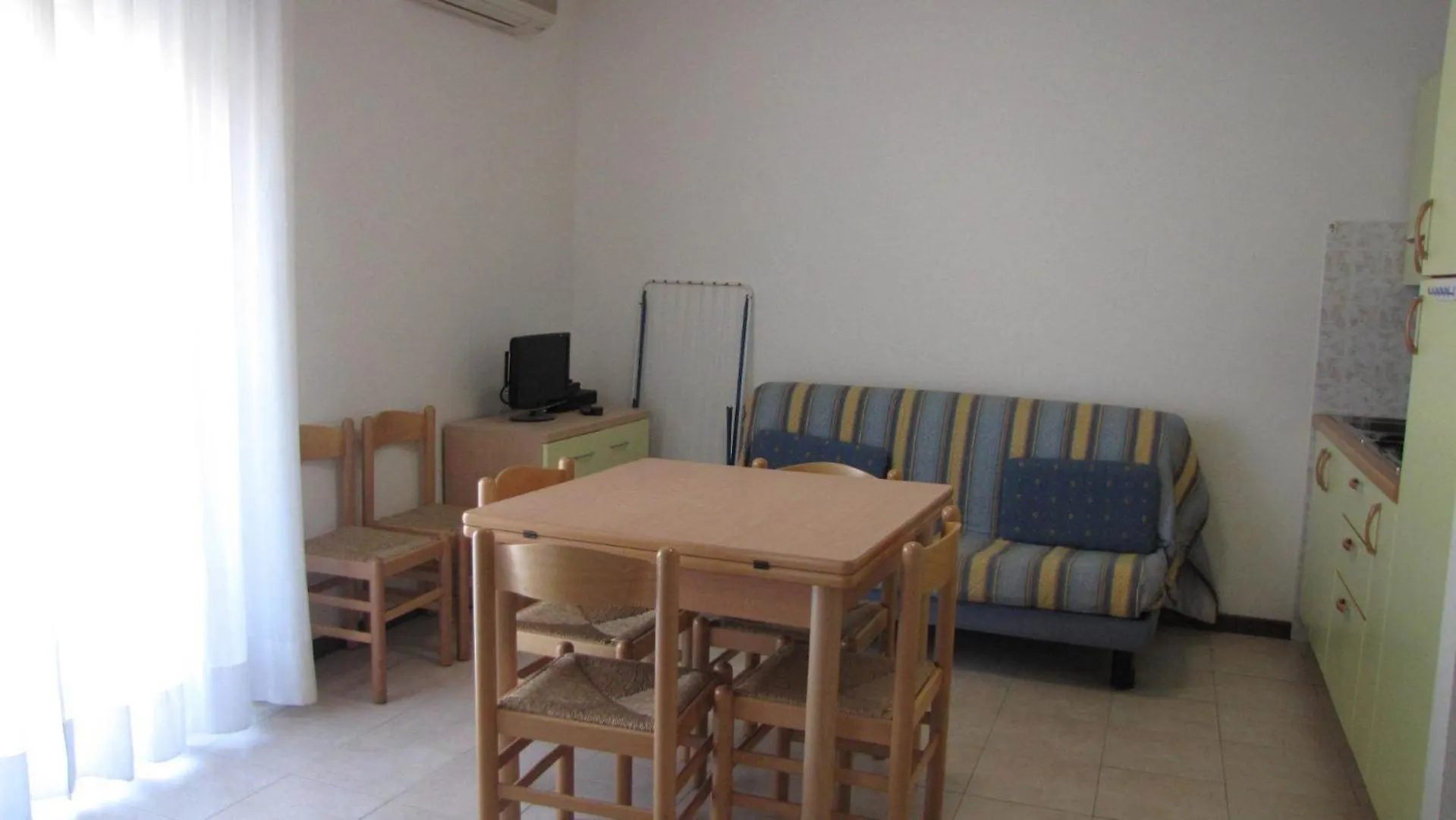 Residence Milan - Agenzia Arcobaleno Caorle 0*,  Italy